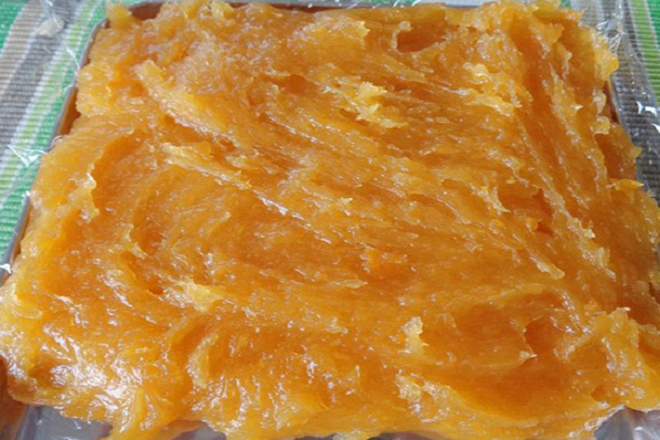 cho mứt bí đỏ ra khay