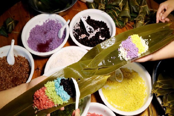 Công đoạn gói bánh tét ngũ sắc