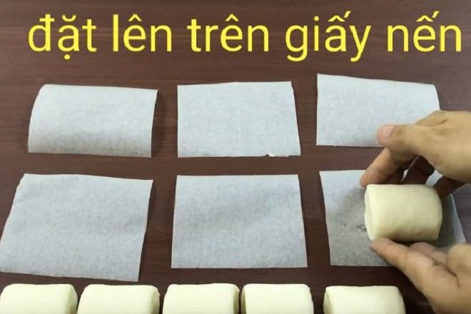 đặt bột bánh bao lên giấy nến