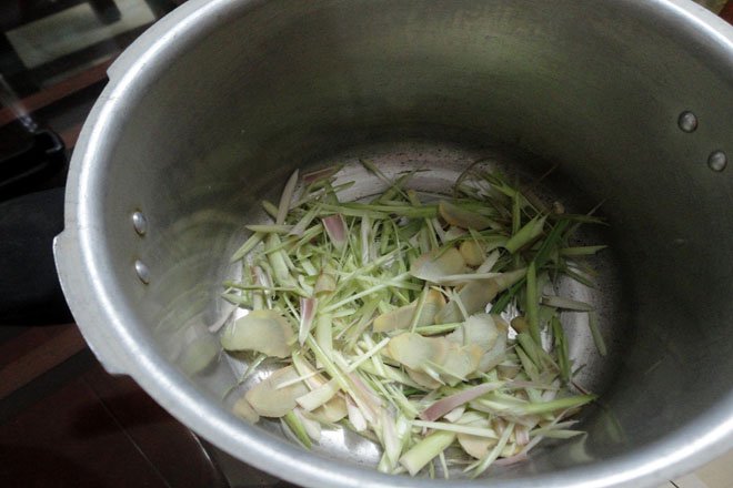 lót gừng sả đáy nồi