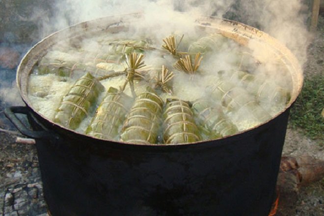 luộc bánh tét ngũ sắc