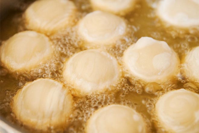 nặn bánh và chiên bánh
