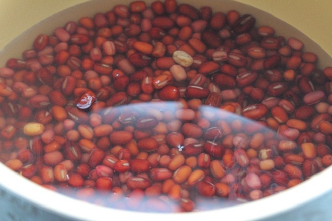 ngâm đậu đỏ với nước