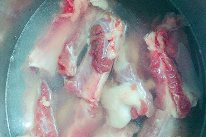 ngâm sườn với nước muối