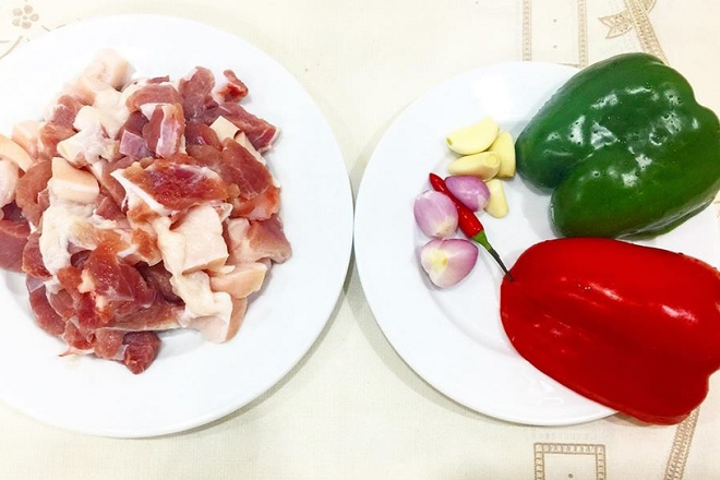 nguyên liệu làm sườn xào chua ngọt ớt chuông