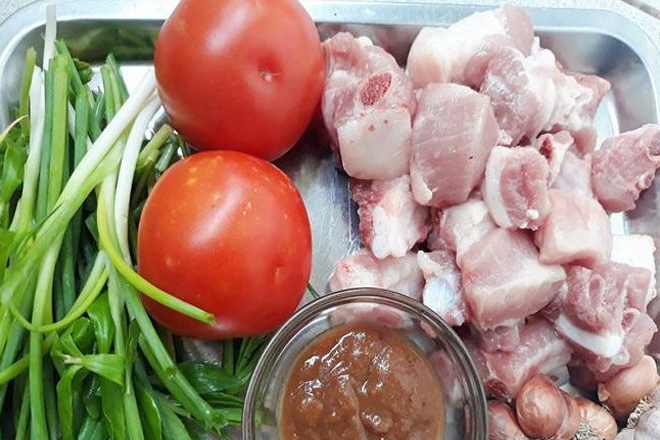 nguyên liệu làm sườn xào chua ngọt với cà chua