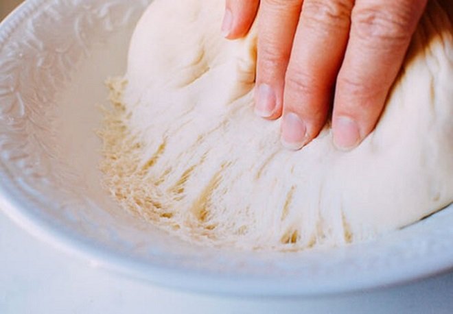 nhào bột làm bánh