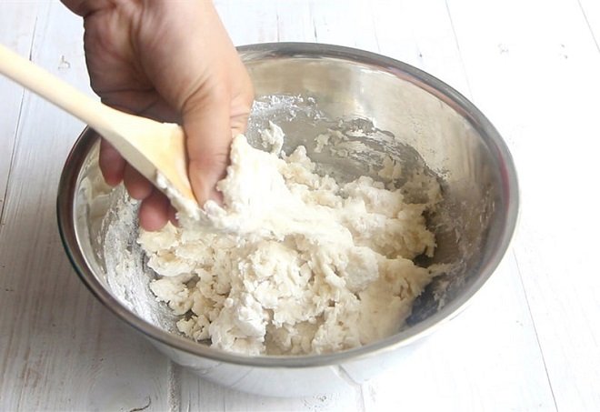 nhào bột làm bánh bao