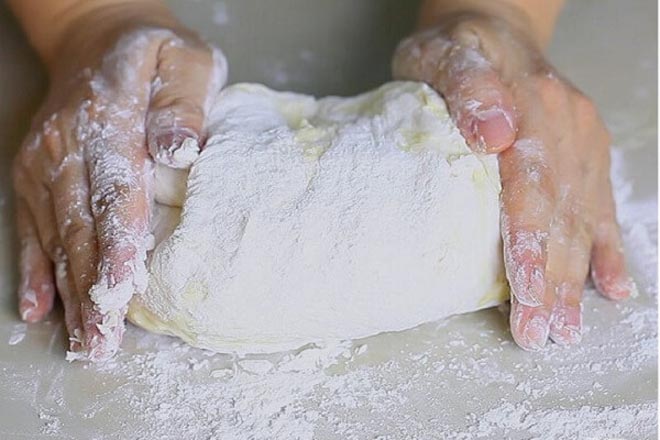 nhào bột làm vỏ bánh