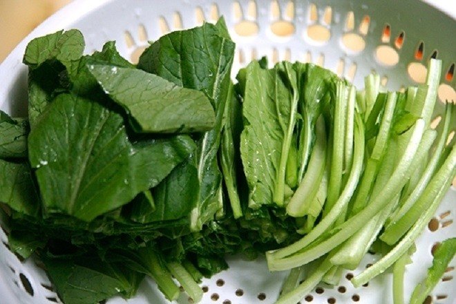 nhặt rau cải