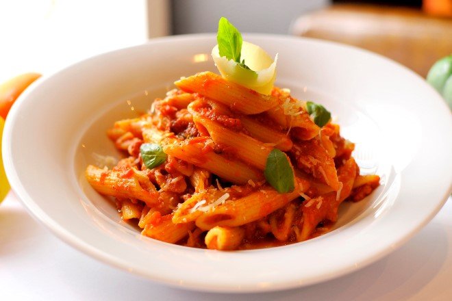 nui xào bò băm sốt cà chua