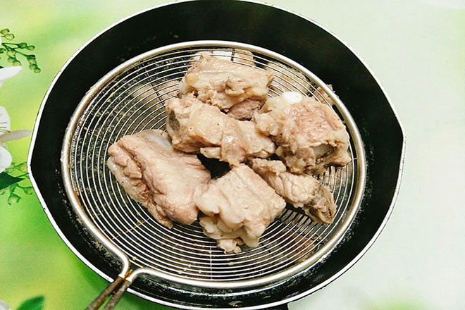 sườn luộc với nước sôi