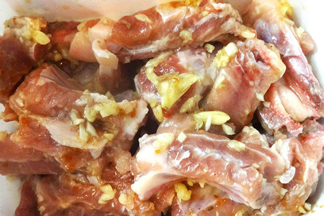 sườn ướp gia vị