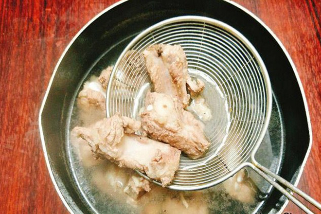 trần sườn qua nước sôi
