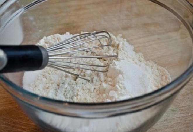 trộn bột mì với đường