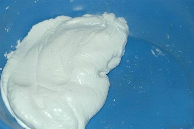 trộn bột năng làm bánh bột lọc lá chuối chay