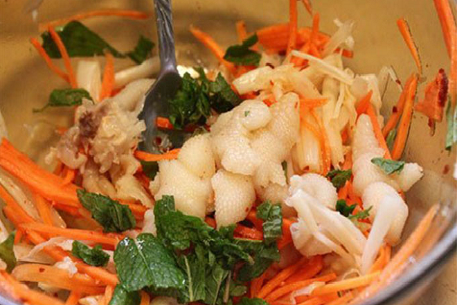 trộn gỏi chân gà rút xương