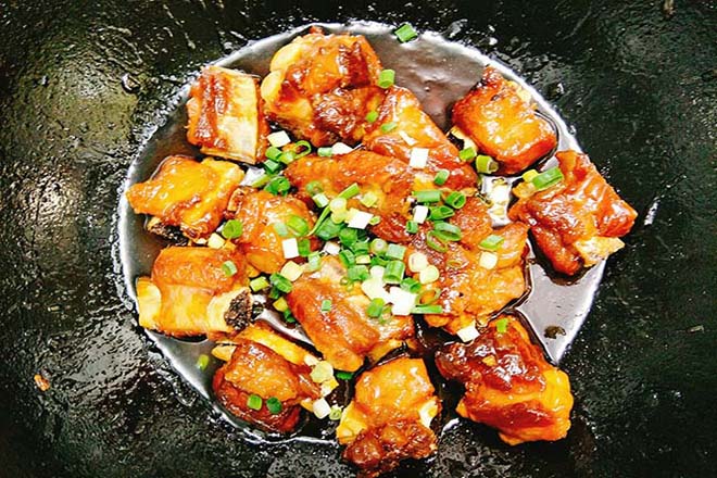 trộn sườn với nước sốt
