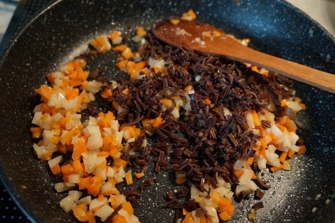 xào rau củ làm nhân bánh bao chay