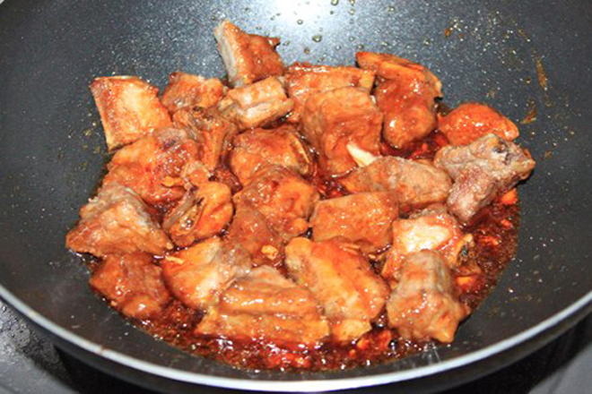 xào sườn với cà chua