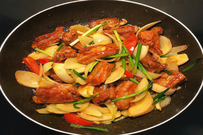 xào sườn với hành tây