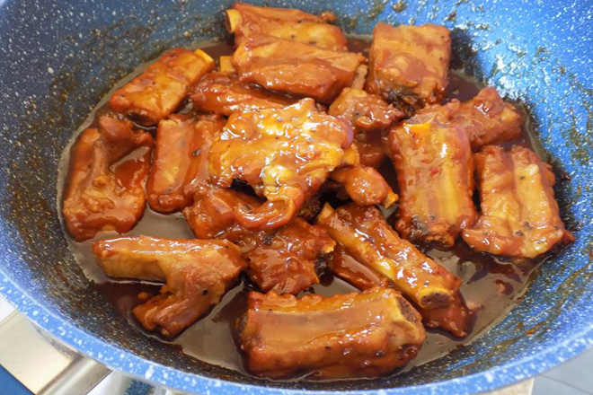 xào sườn với mật ong