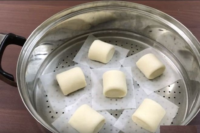 xếp bánh bao vào xửng hấp chín