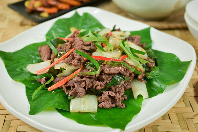 yêu cầu và thưởng thức món ăn