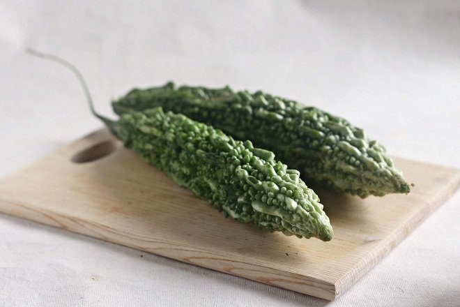 2 trái khổ qua trên thớt