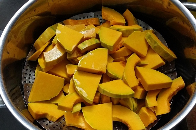 bí đỏ già cắt thành miếng tam giác