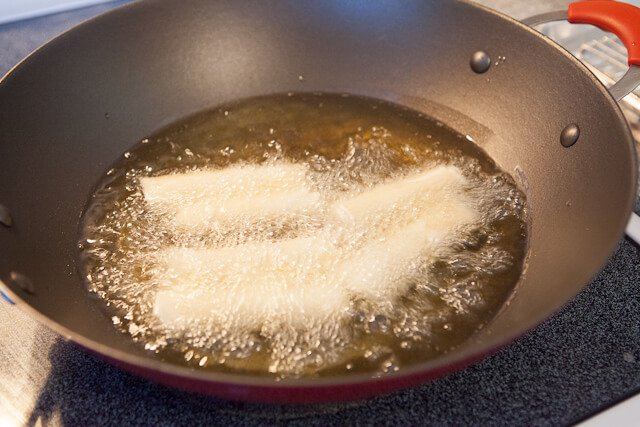 các cuộn chả giò chiên ngập dầu