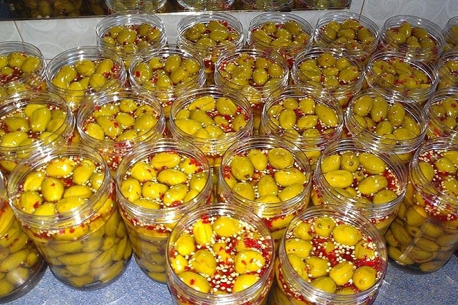 các hũ ngâm cà na nước mắm đường chua cay ngọt