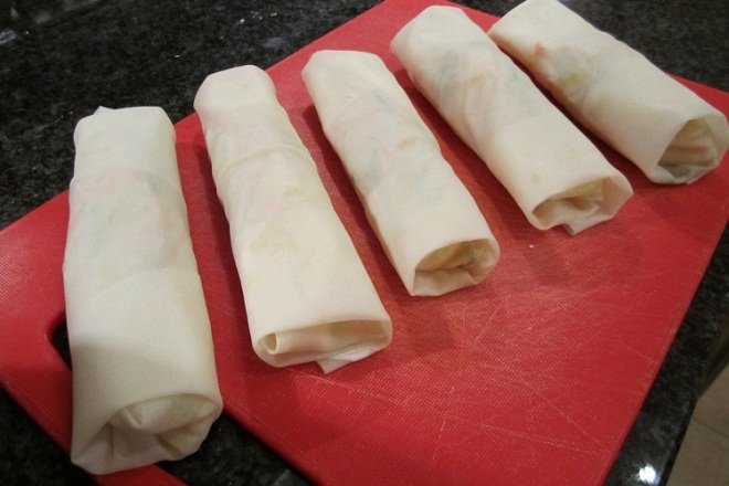các miếng chả giò mới cuộn chuẩn bị chiên