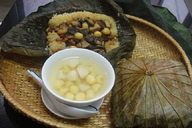 bánh chưng chay gói lá sen với chén chè hạt sen