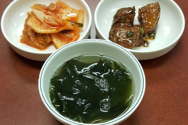 canh rong biển với kim chi hàn quốc