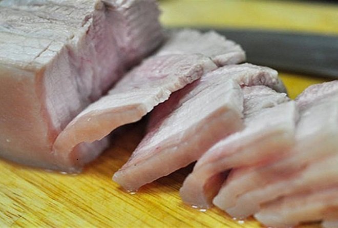 căt thịt ba chỉ thành nhiều miếng mỏng
