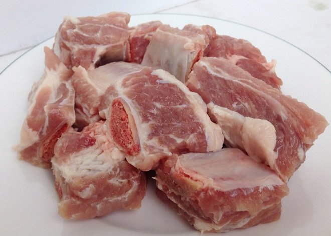 chặt sườn thành từng miếng