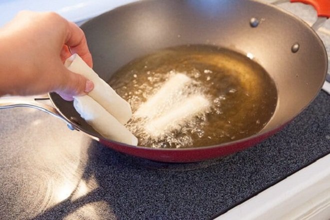 cho chả giò vào chảo chiên