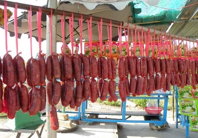 chống ẩm mốc bằng cách phơi khô lạp xưởng