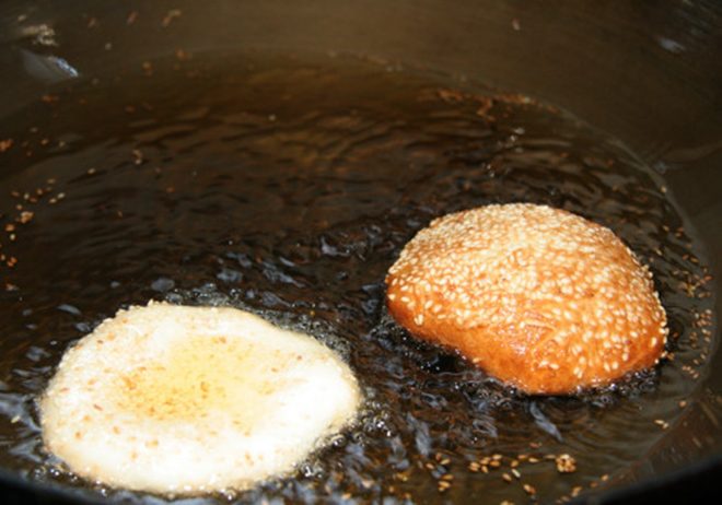 công đoạn chiên bánh tiêu