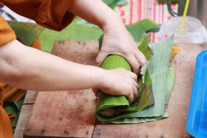 công đoạn cuộn bánh trong lá