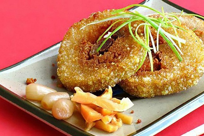 dĩa bánh chưng chiên giòn với củ kiệu