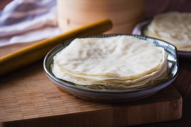 dĩa bánh tráng pía đậu xanh cuốn chả giò