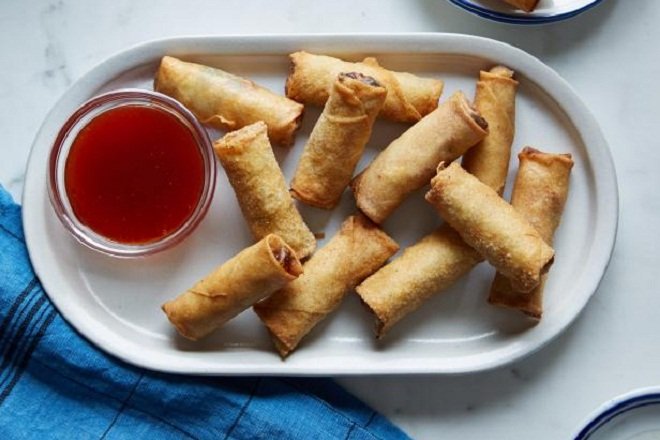 dĩa chả giò chấm tương ớt
