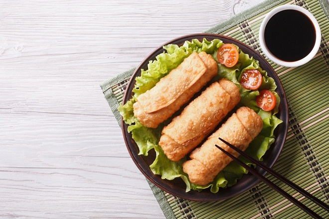 dĩa chả giò chay chấm nước tương