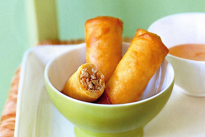 dĩa chả giò cuốn thịt gà chiên giòn chấm nước sốt mayonnaise