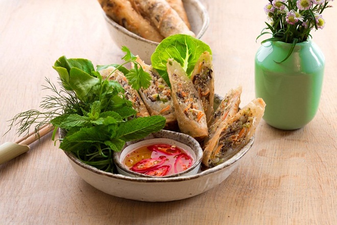 dĩa chả giò tôm thịt chiên chấm nước mắm