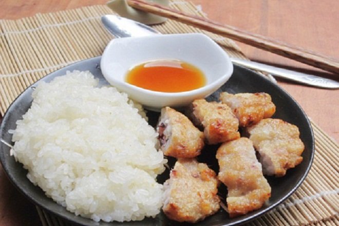 dĩa chả mực ăn cơm chấm nước mắm cay