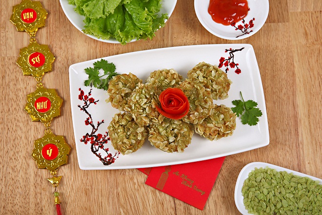 dĩa chả mực cốm xanh chấm tương ớt