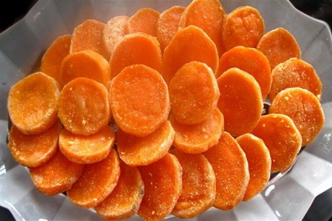 dĩa mứt khoai lang đỏ khô giòn